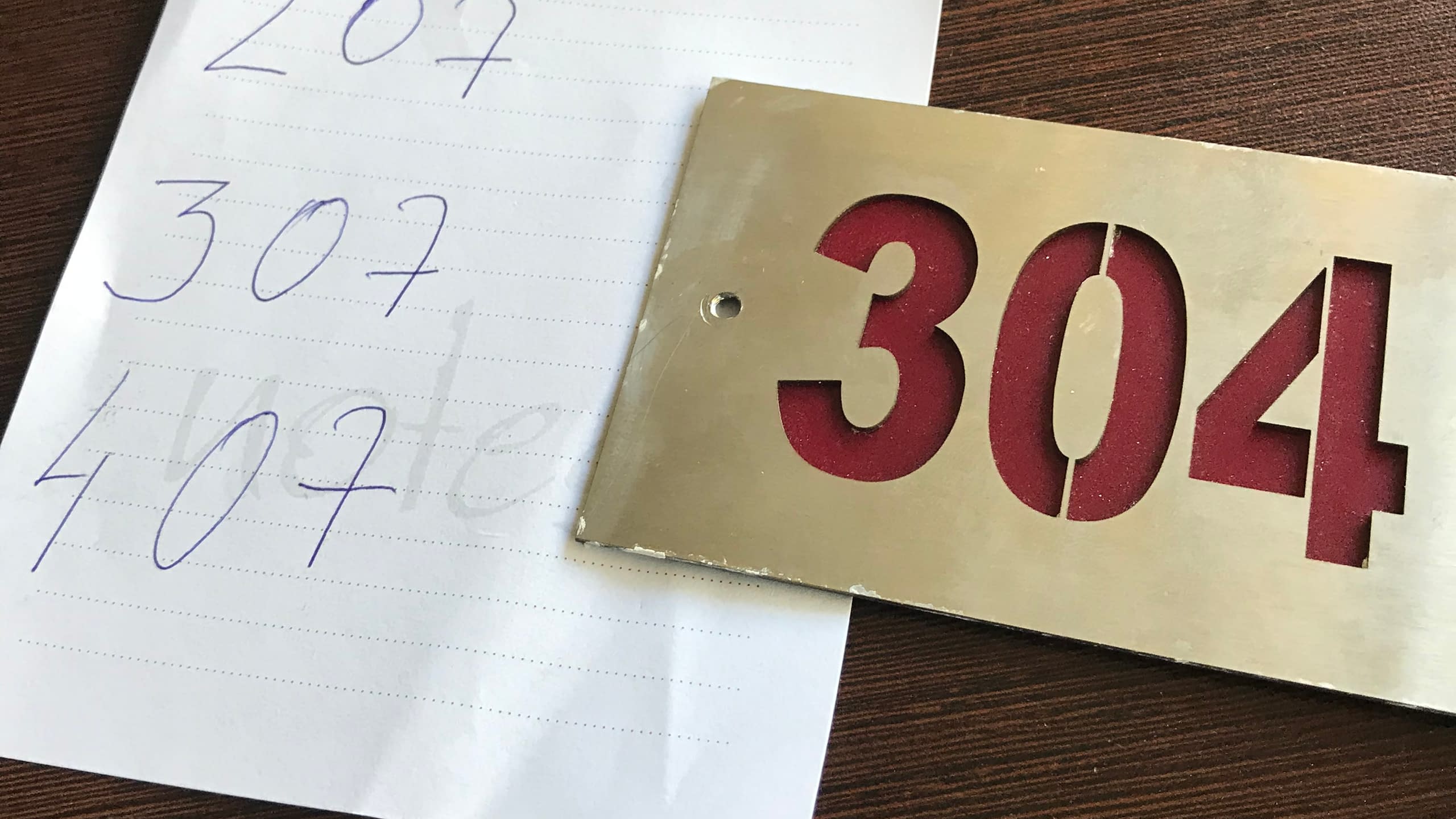 Лазерно рязана метална табела в златист цвят с обемни цифри за номер на стая '304'.