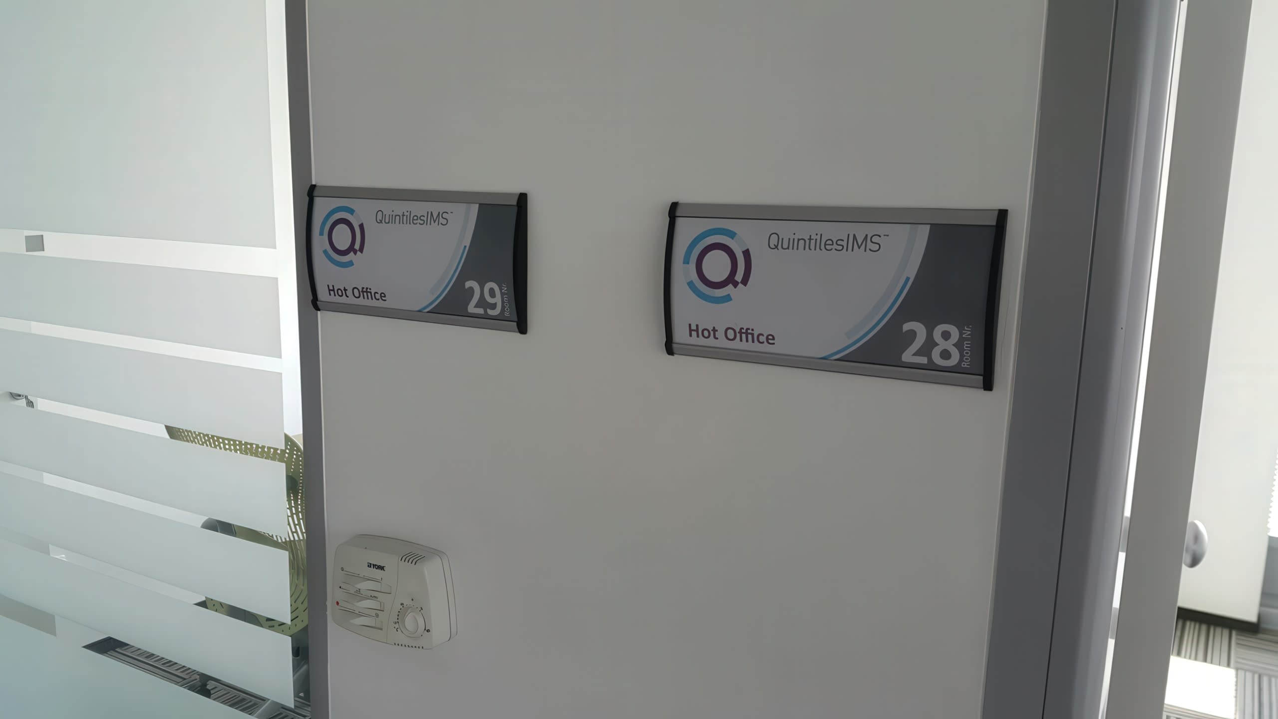 Модерни офис табели с алуминиеви профили и пълноцветен печат за номерация на стаи 'Hot Office 28' и 'Hot Office 29'.
