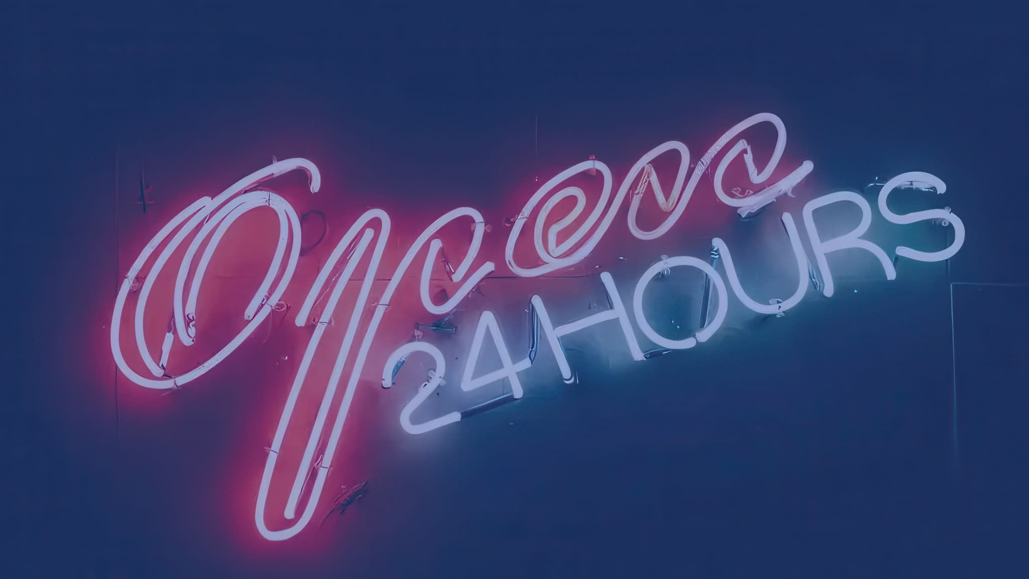 Банер за вътрешни страници с неонов надпис ‘Open 24 Hours’ – символ на непрекъснато обслужване и модерен стил.