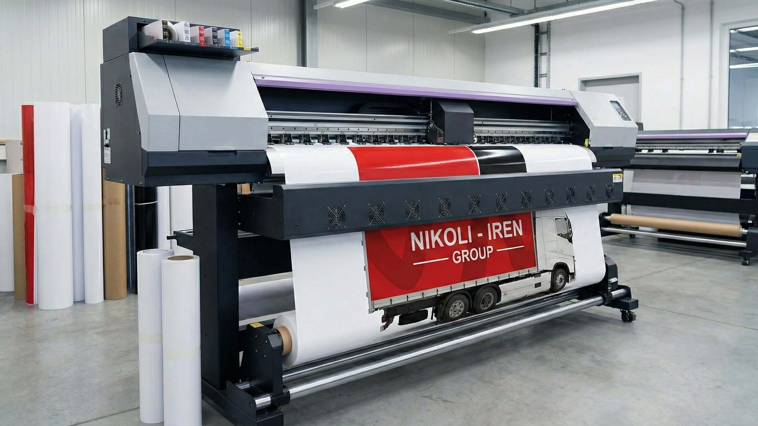 Широкоформатен принтер отпечатва висококачествено автомобилно фолио с червен цвят за брандиране на тежкотоварен автомобил