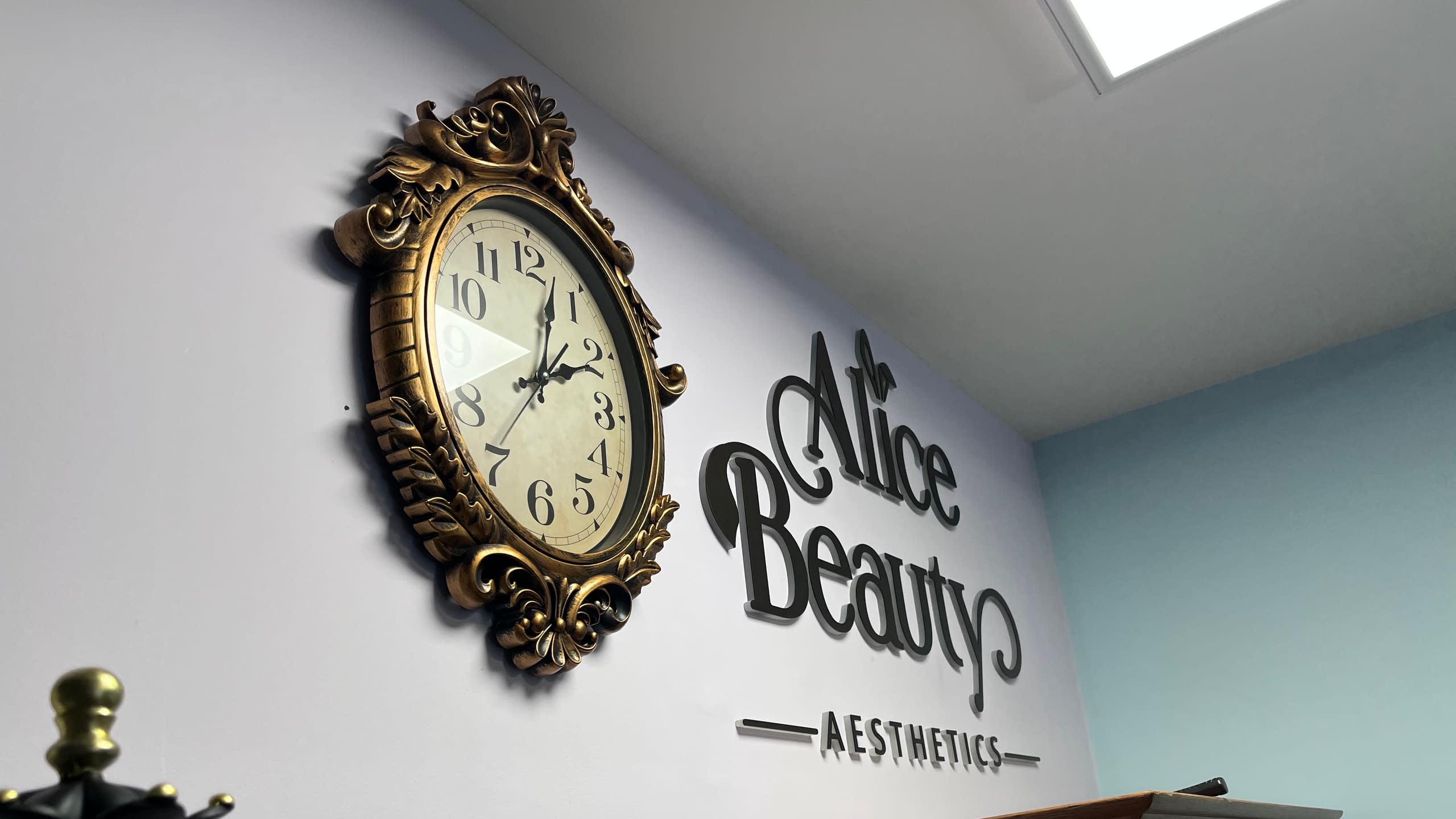 Интериорна фирмена табела с елегантни черни обемни букви за салон за красота "Alice Beauty AESTHETICS".