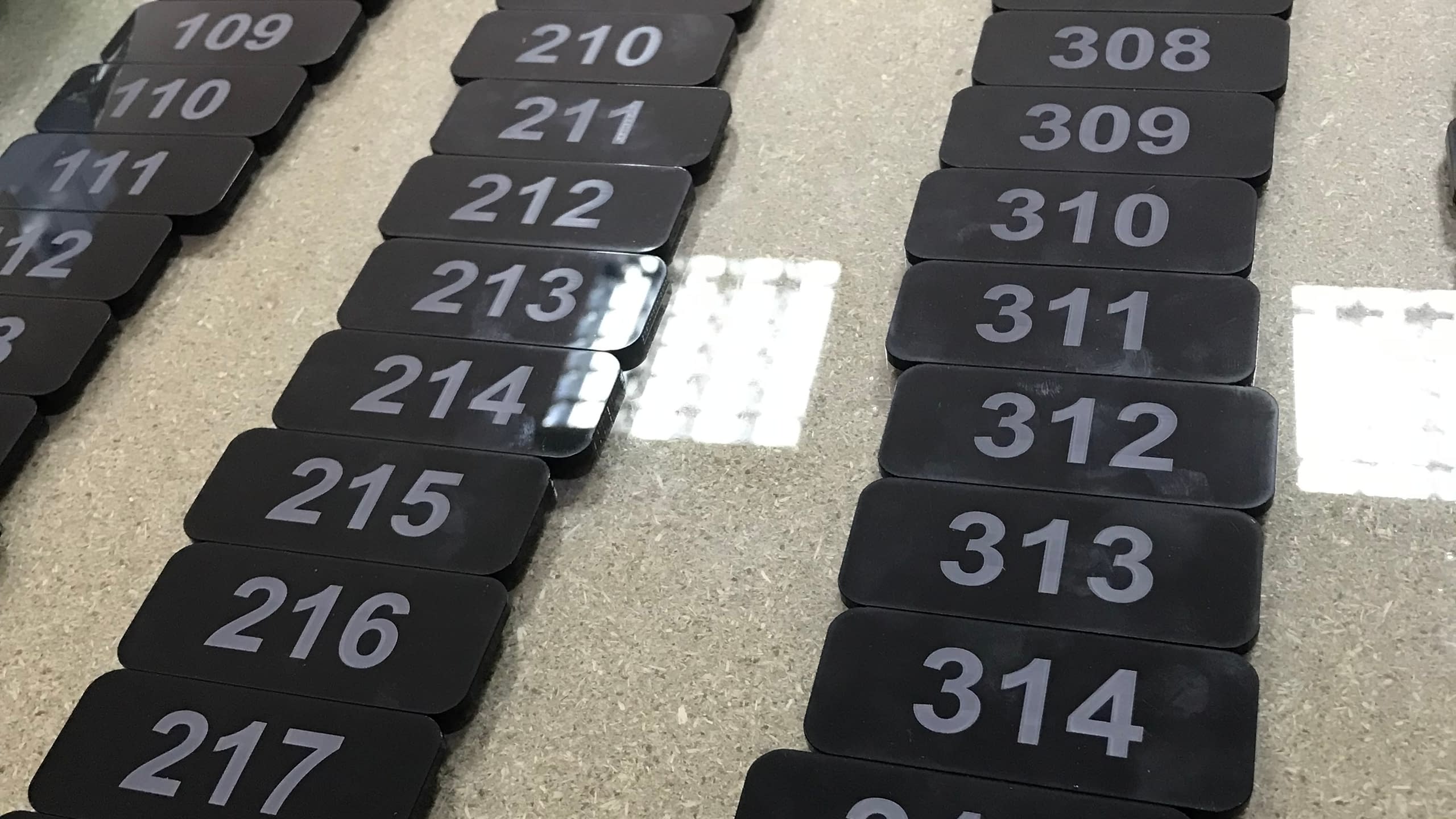 Изработване на рекламни табелки с номера за врати на хотелски стаи или апартаменти. Гравирани табелки от двуслойна пластмаса.