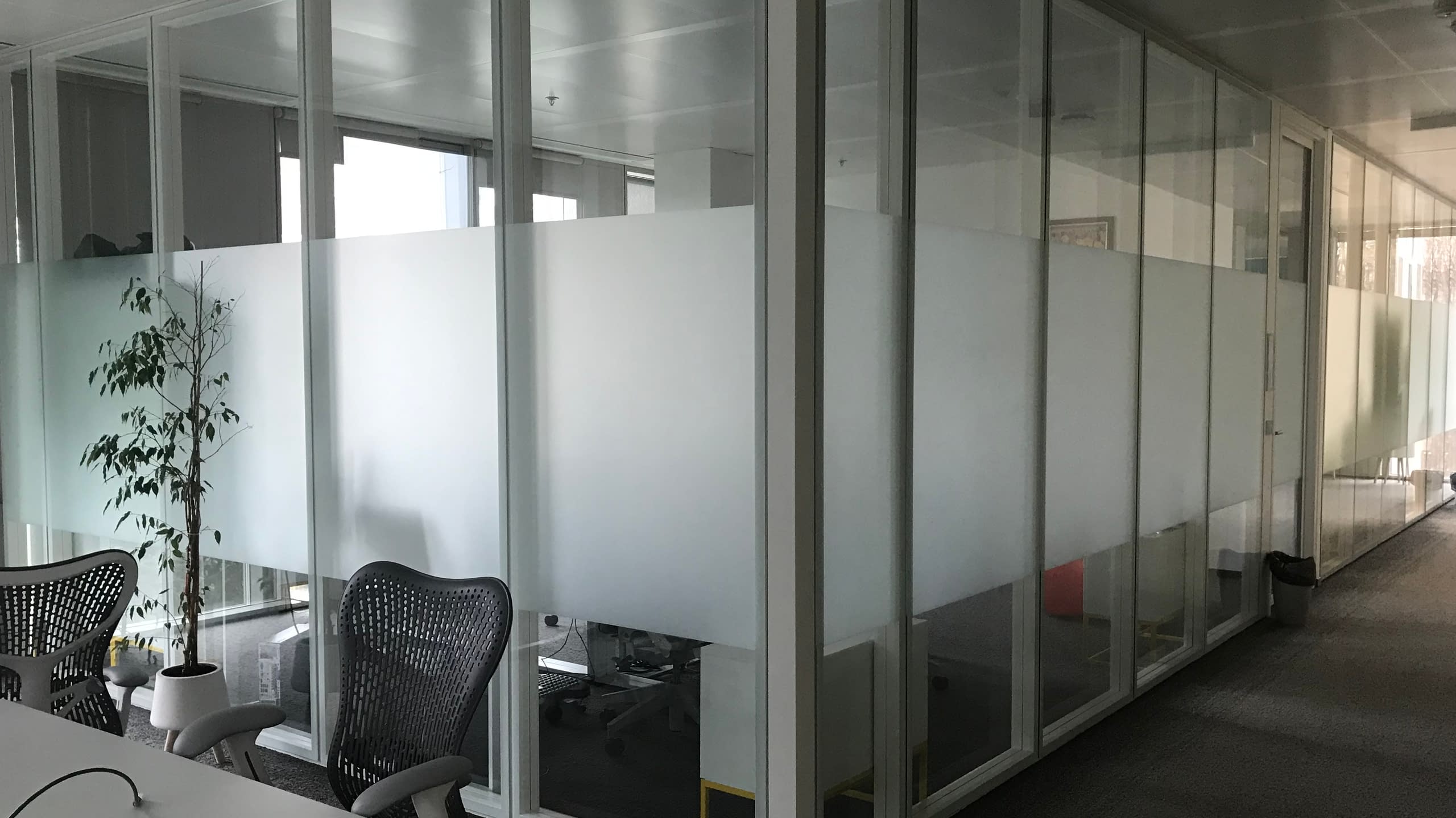 Матиране на стъкло с фолио – Пясъкоструйно фолио