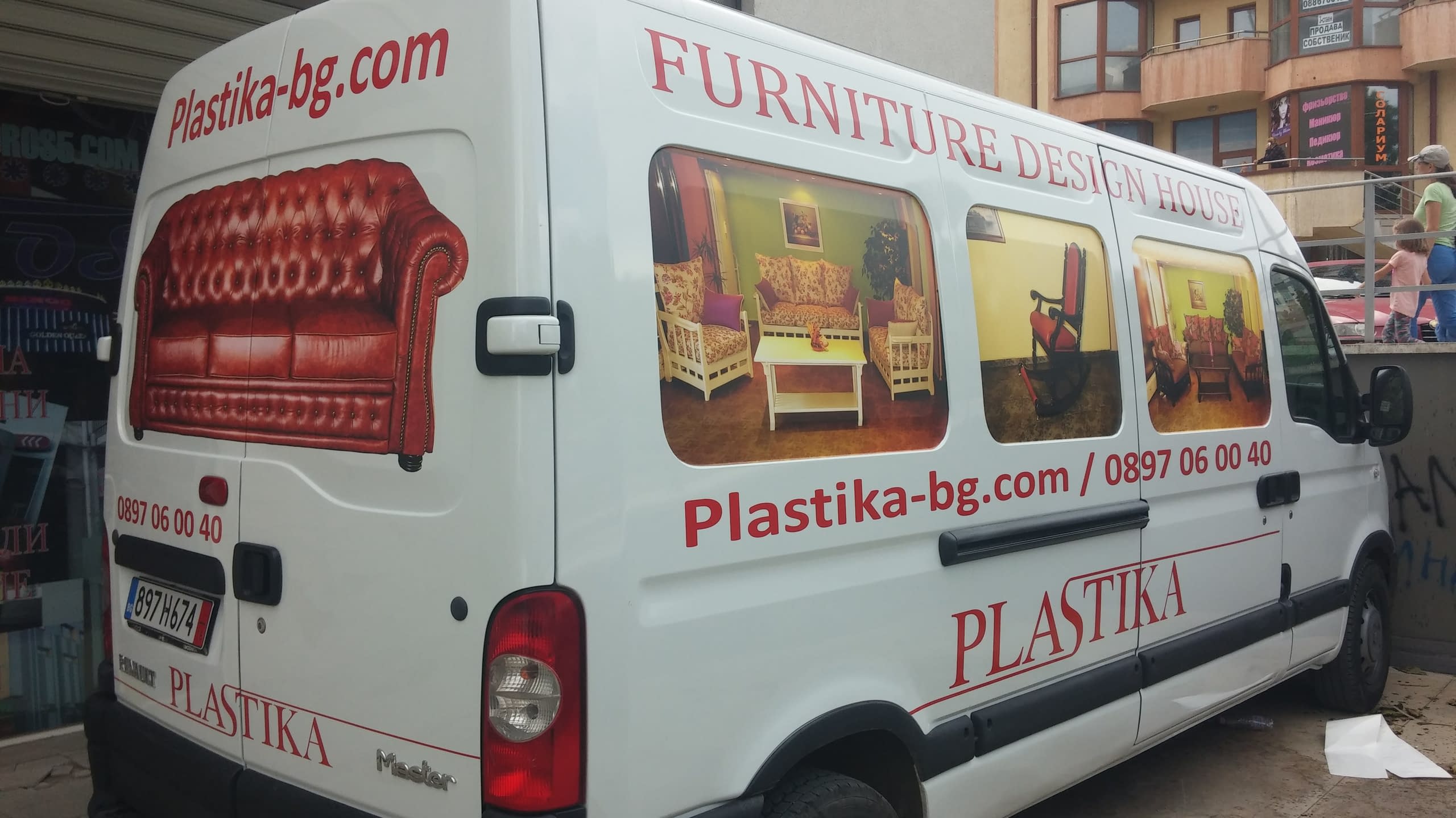 Бял товарен бус, брандиран с рекламно фолио на мебелна къща "Plastika-bg.com" с пълноцветни снимки на мебели.