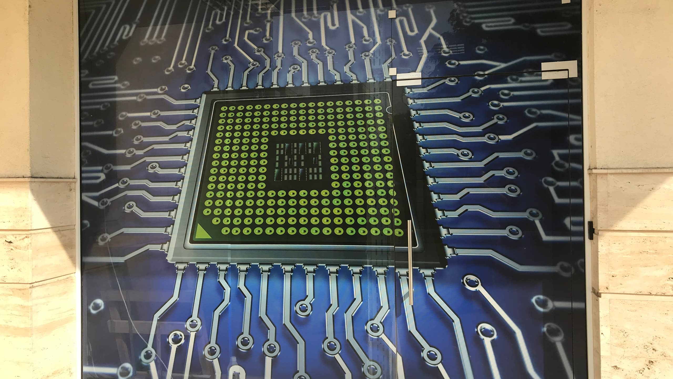 Прозорец, изцяло покрит с перфо фолио с висококачествен печат на компютърен микрочип върху платка.