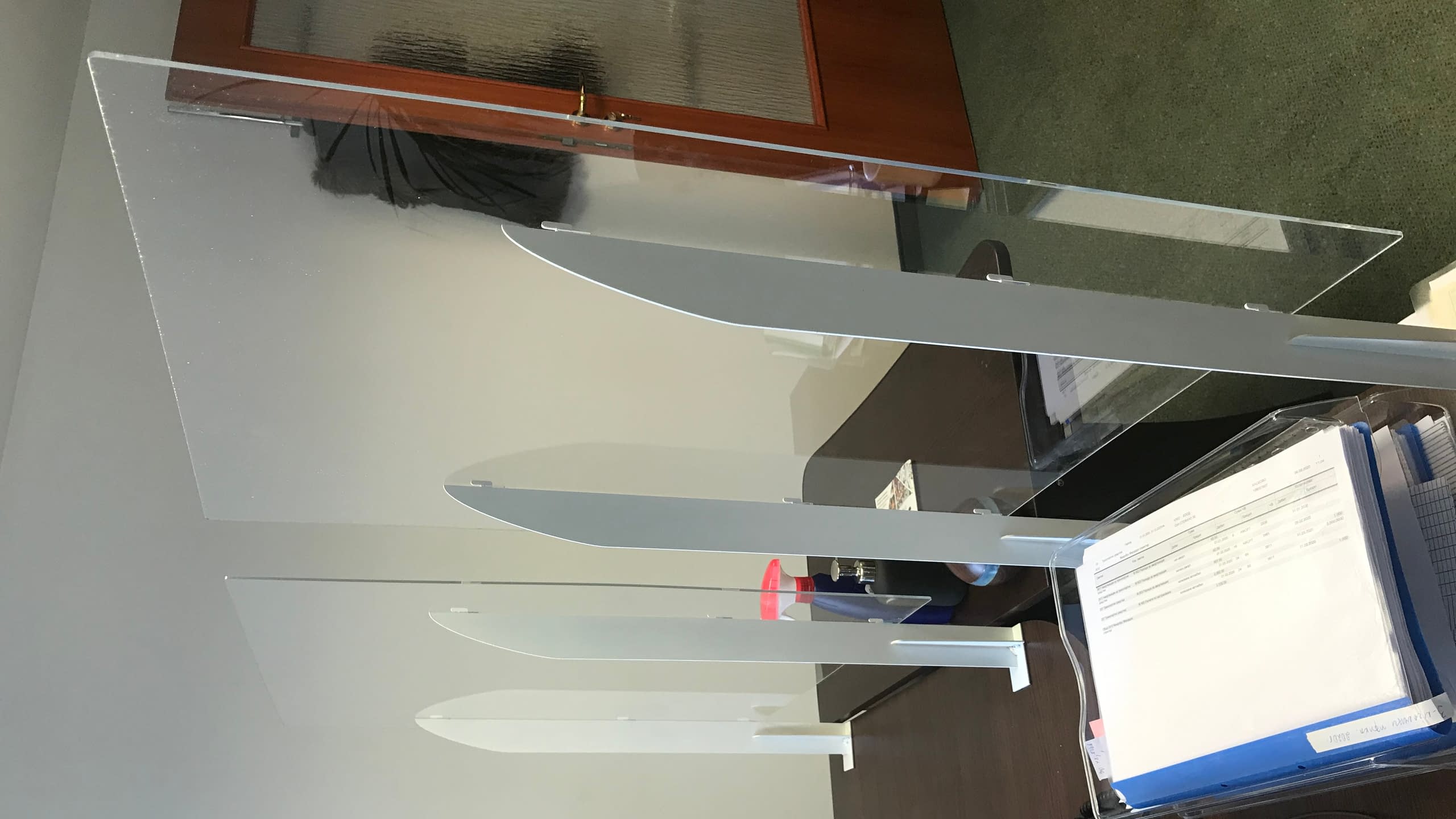 Различни модели дизайнерски стойки (крачета) от сив и бял плексиглас за предпазни прегради.