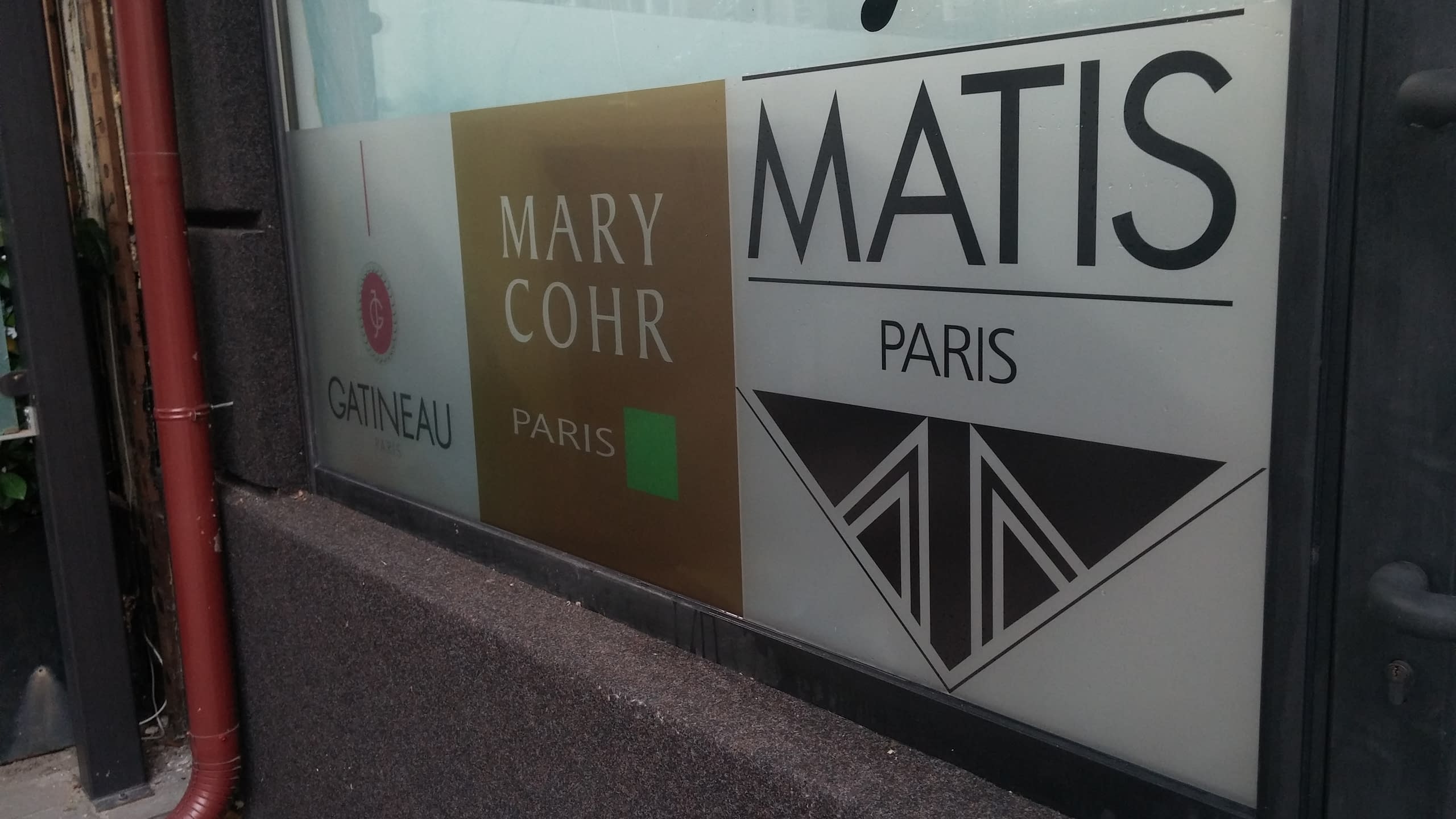 Детайл от фолио на витрина с логата на козметичните марки Gatineau, Mary Cohr и Matis.