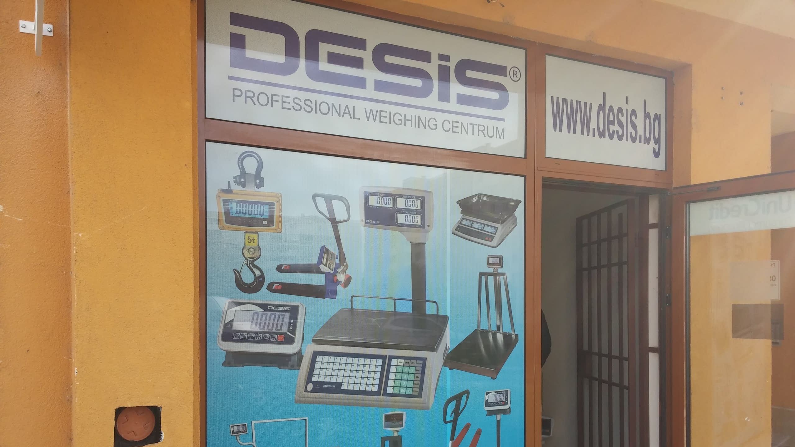 Близък план на стъклена витрина, облепена с фолио с изображения на промишлени измервателни уреди.