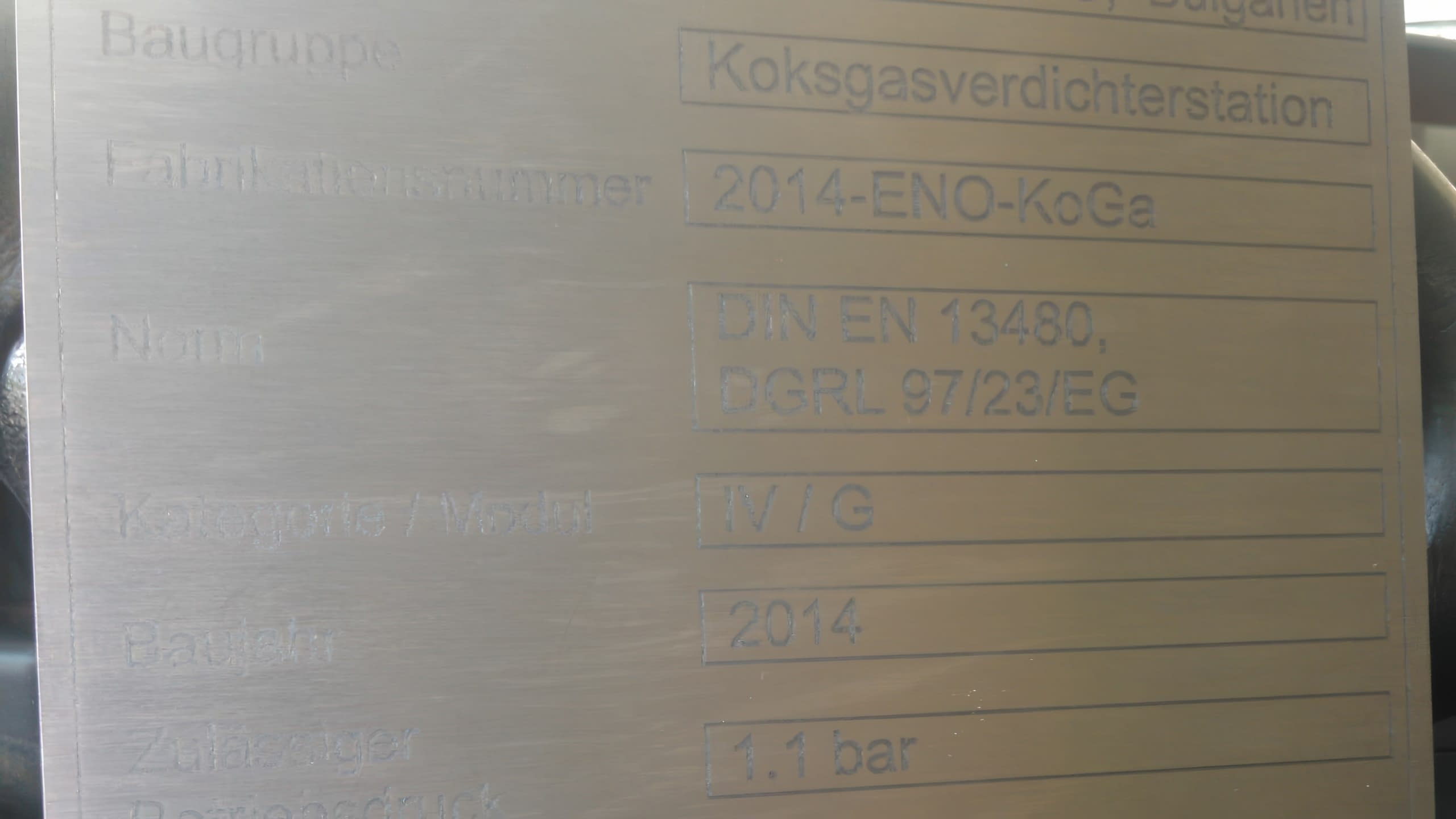 Близък план на гравиран текст върху алуминиева табела с матиран ефект.