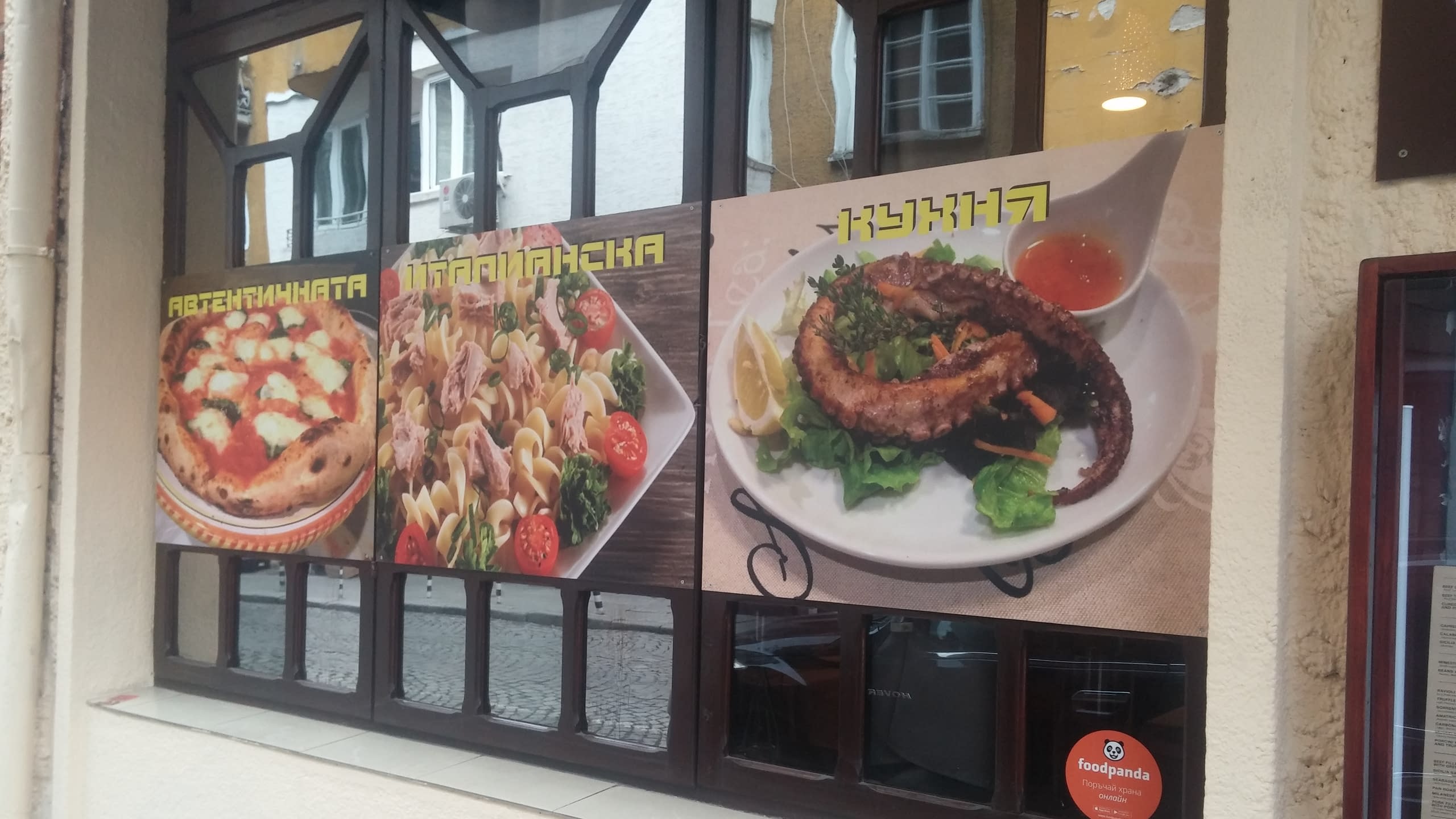 Три панела на витрина със снимки на италиански ястия - пица, паста и октопод.