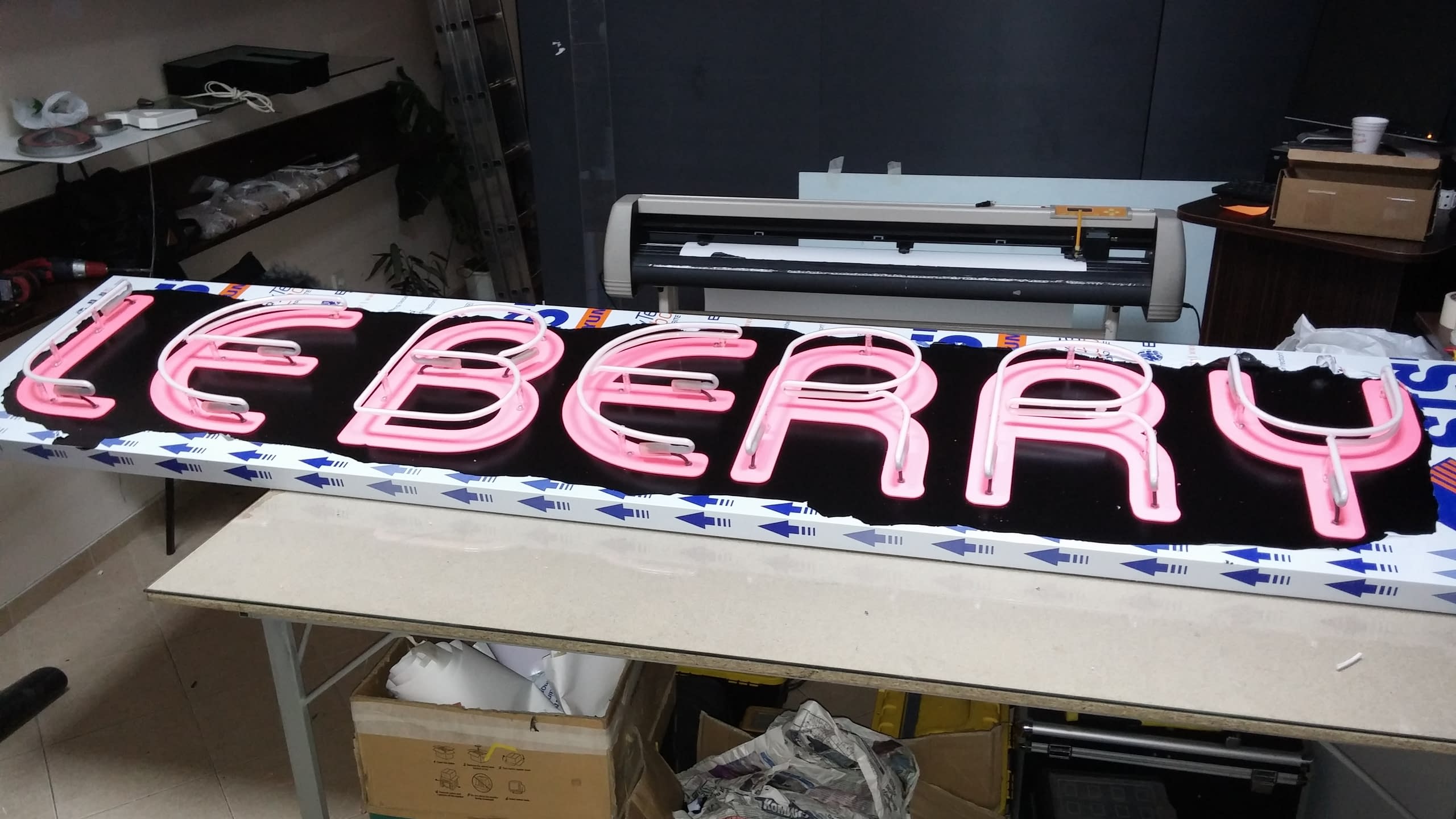 Надпис LE BERRY в процес на изработка, положен на работна маса в ателие преди монтажа на осветителните елементи.