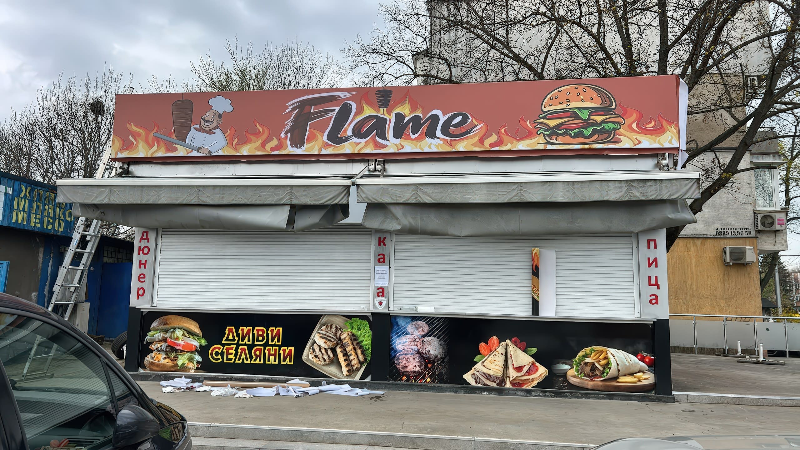 Цялостно брандиран павилион за бързо хранене "Flame" с рекламни табели и фолио с изображения на храни.