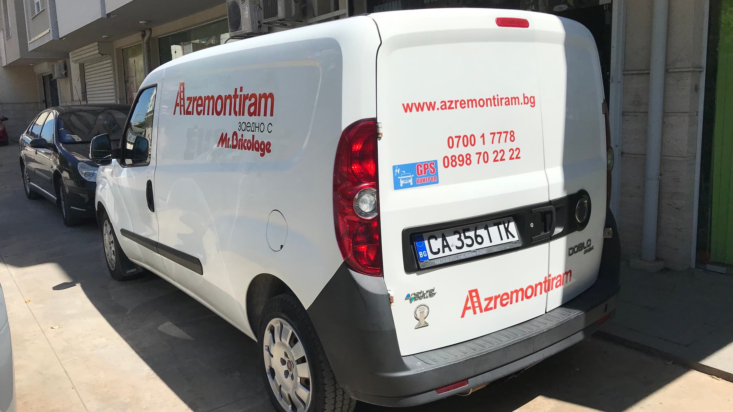 Брандиране на фирмен автомобил Фиат Добло за "Azremontiram.bg". Червени рекламни надписи с лого, уебсайт и телефони за връзка, поставени върху бяла кола.
