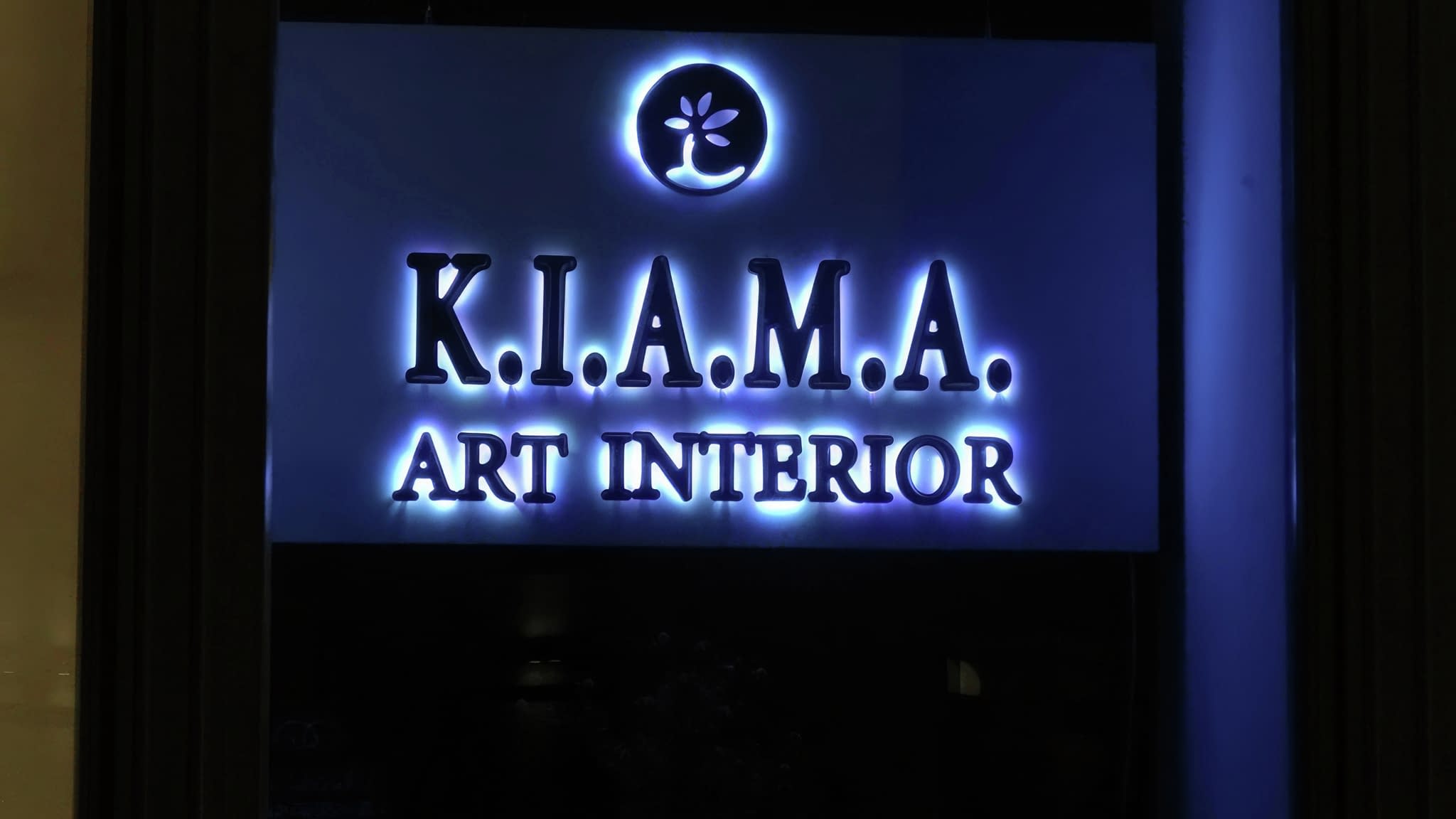 Светеща обемна табела с надпис K.I.A.M.A. Art Interior и синя LED подсветка.