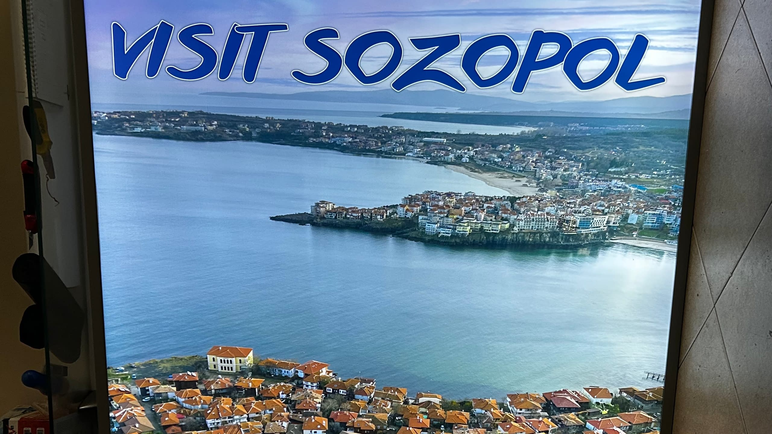 Светеща рекламна кутия с пълноцветен печат на панорамна снимка на стария град на Созопол и надпис "VISIT SOZOPOL".