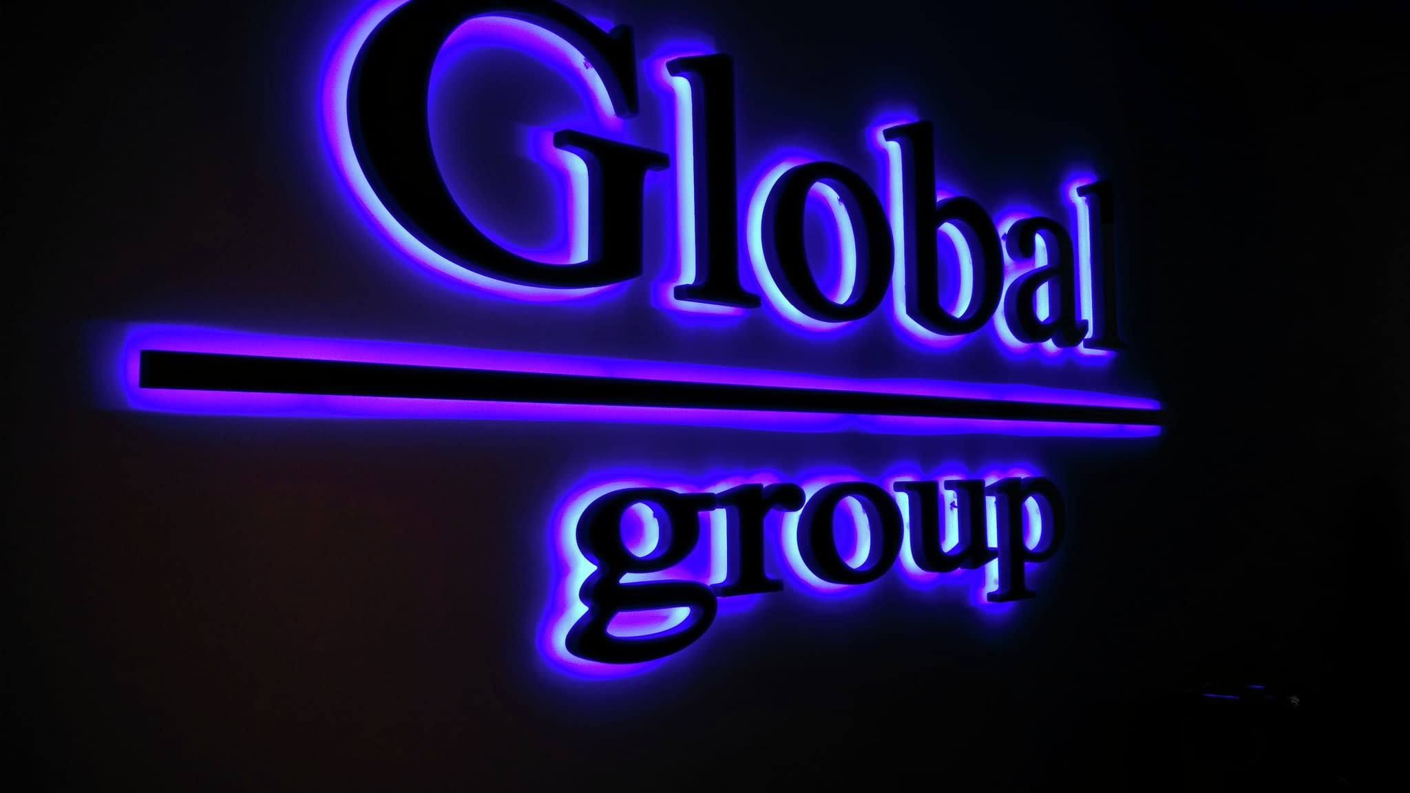 Светещи обемни букви 'Global group' с ефектно синьо LED осветление – пример за стилна вътрешна реклама.