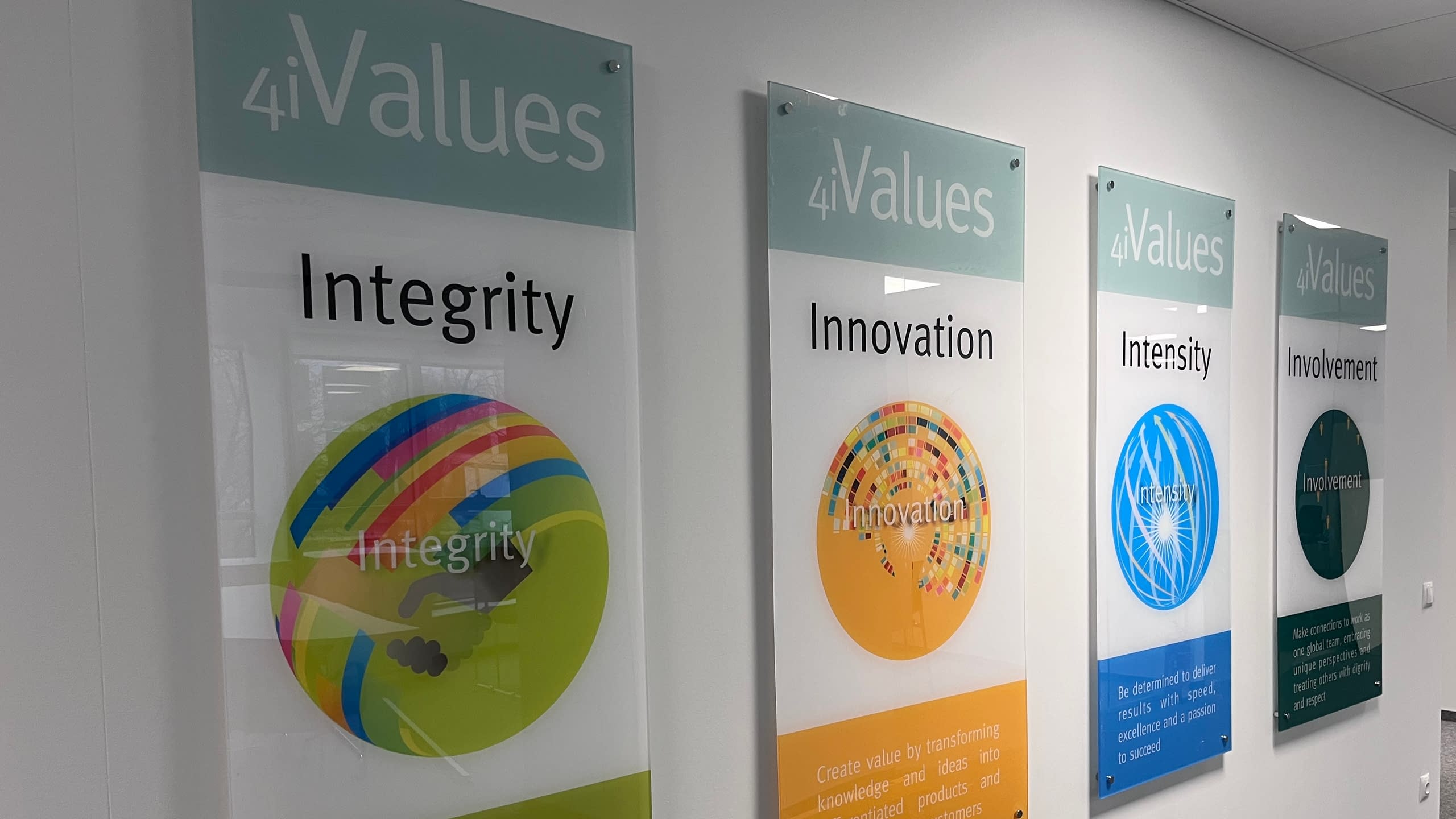 Табели за офис – Гравирани, за врати и по поръчка – Хорос 5